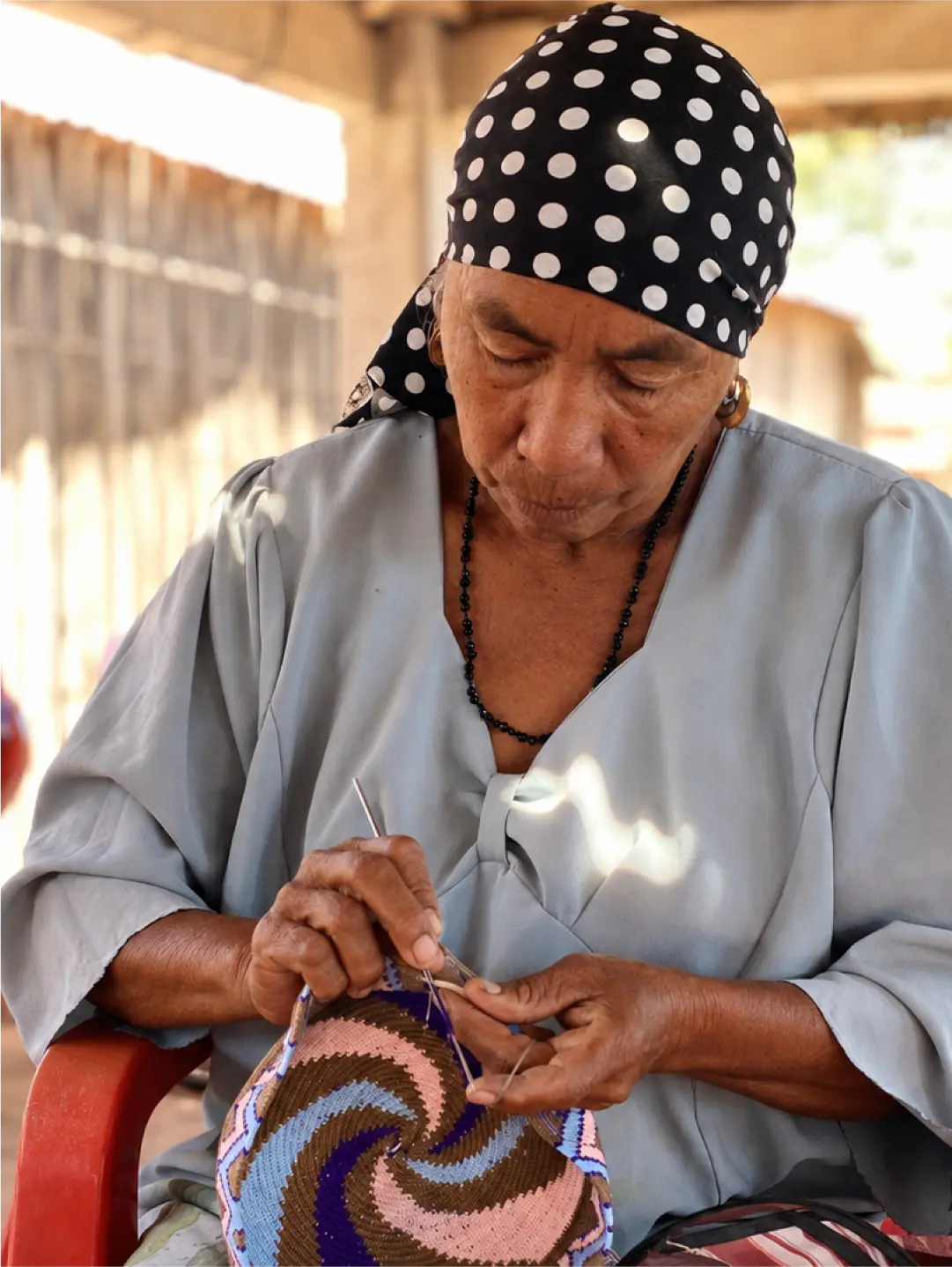 Artesana wayuu tejiendo